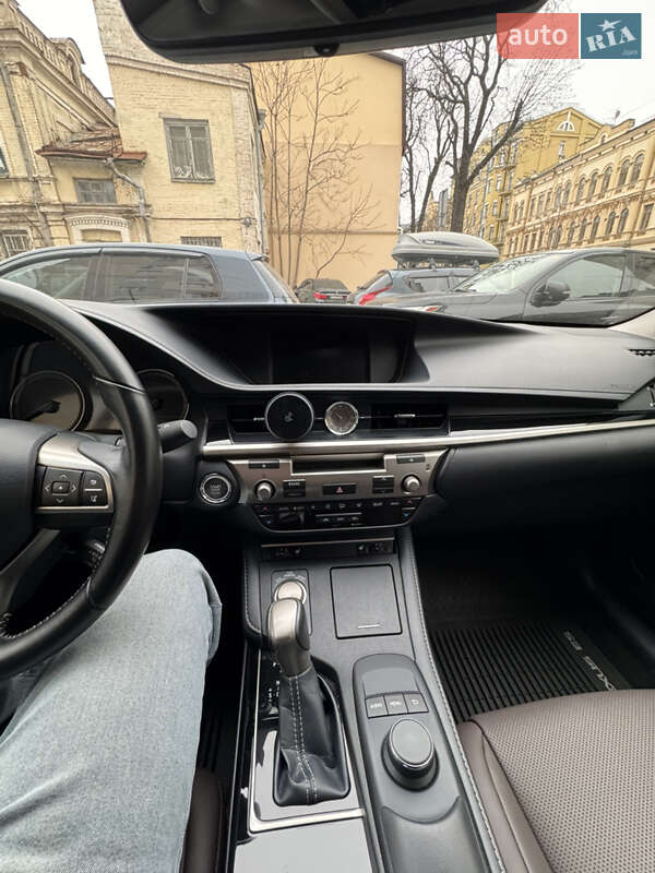 Седан Lexus ES 2018 в Киеве