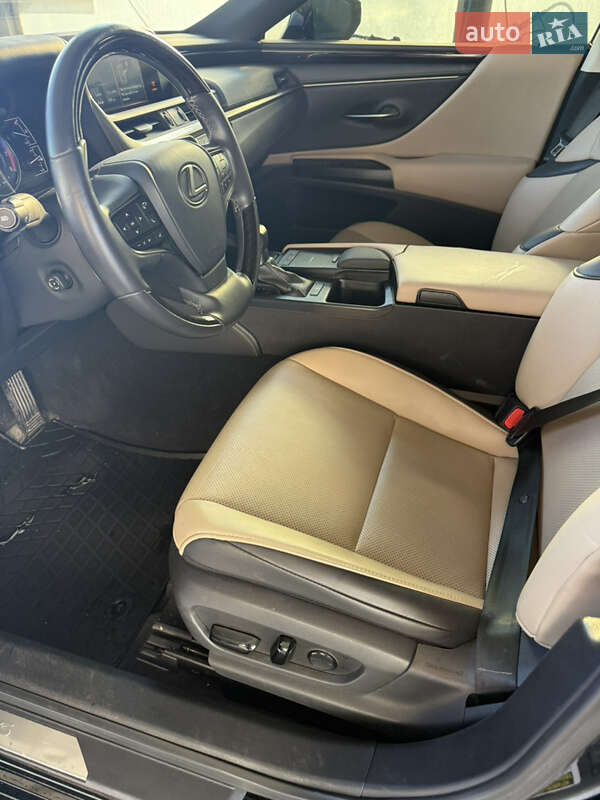 Седан Lexus ES 2020 в Львове