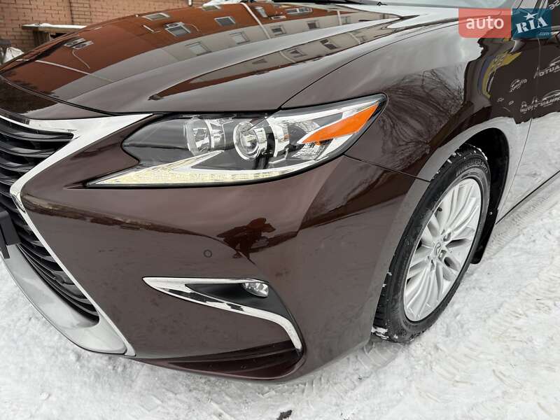 Седан Lexus ES 2016 в Виннице