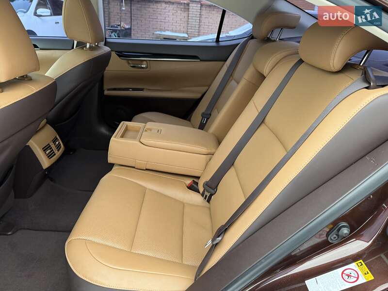 Седан Lexus ES 2016 в Виннице