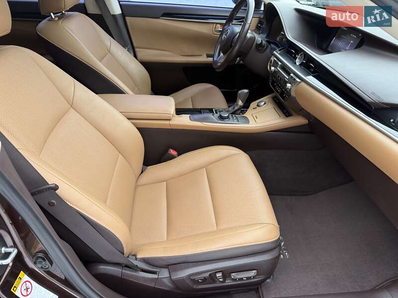 Седан Lexus ES 2016 в Виннице