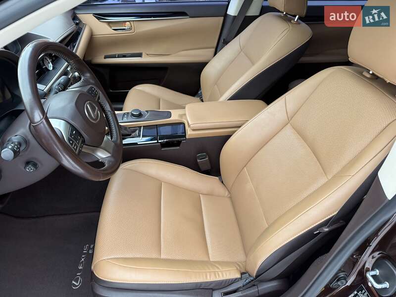 Седан Lexus ES 2016 в Виннице