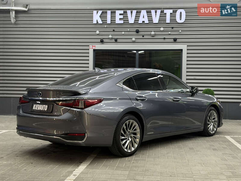 Седан Lexus ES 2018 в Киеве фото 10 Седан Lexus ES 2018 в Киеве