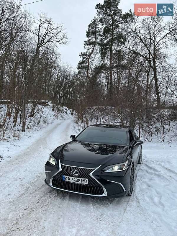 Седан Lexus ES 2018 в Киеве