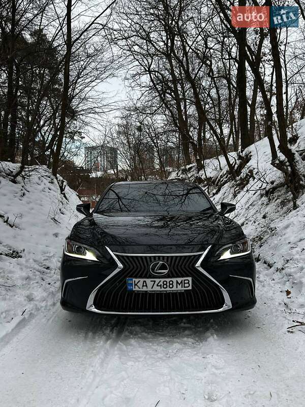 Седан Lexus ES 2018 в Киеве