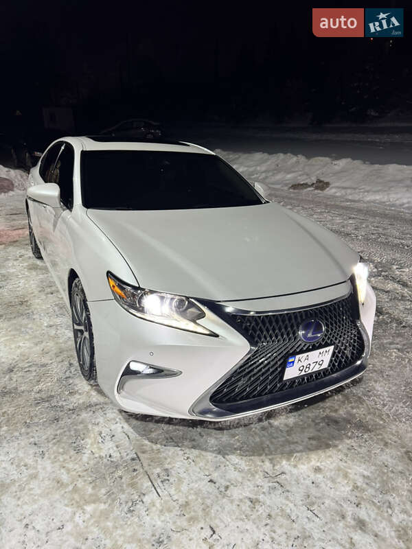 Седан Lexus ES 2015 в Киеве