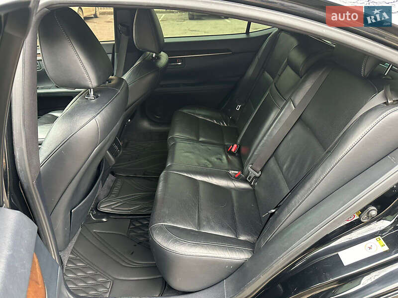 Седан Lexus ES 2015 в Черновцах