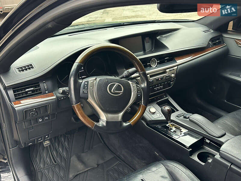 Седан Lexus ES 2015 в Черновцах