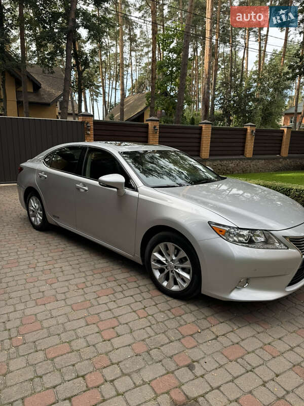 Седан Lexus ES 2014 в Ирпене