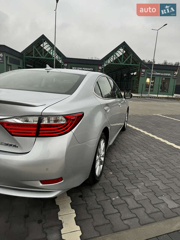 Седан Lexus ES 2014 в Ирпене