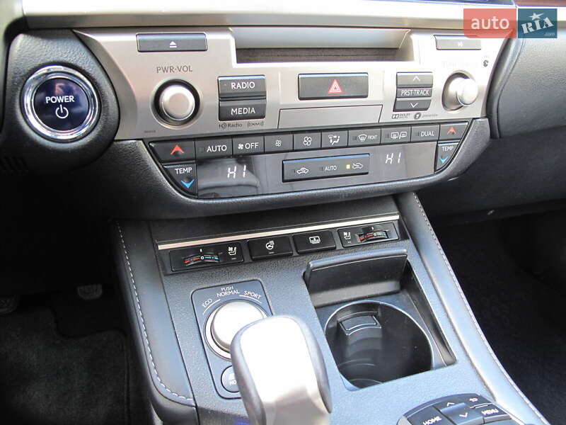 Седан Lexus ES 2016 в Киеве