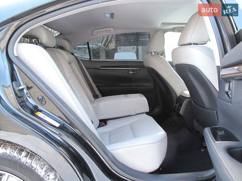 Седан Lexus ES 2016 в Киеве