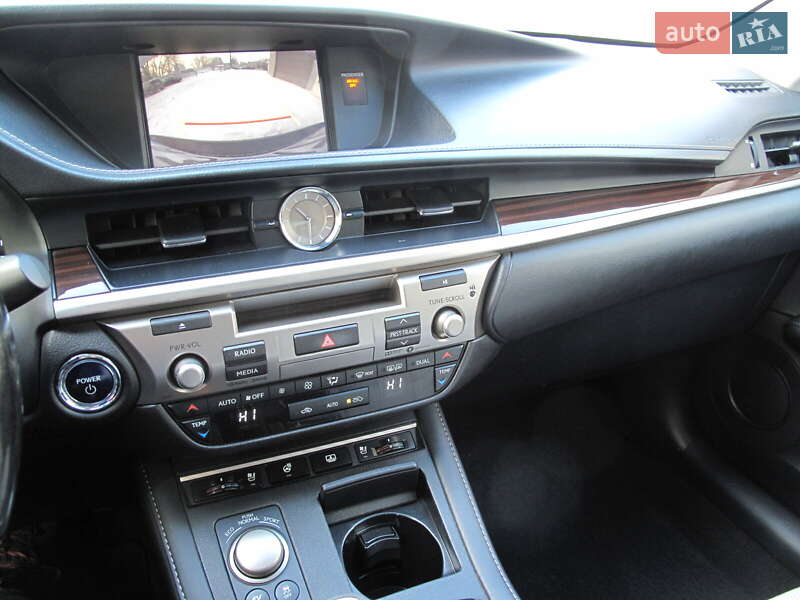 Седан Lexus ES 2016 в Киеве