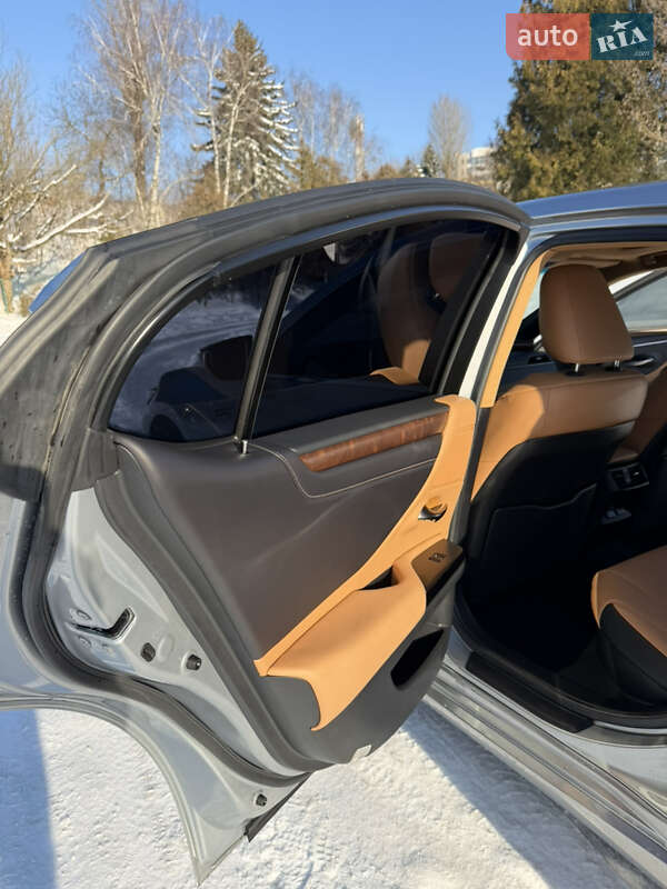 Седан Lexus ES 2024 в Львове