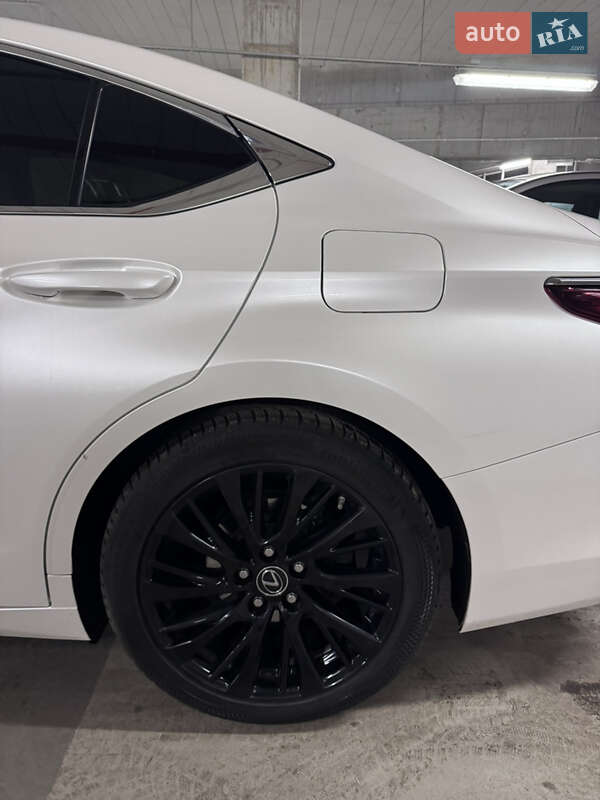 Седан Lexus ES 2021 в Львове