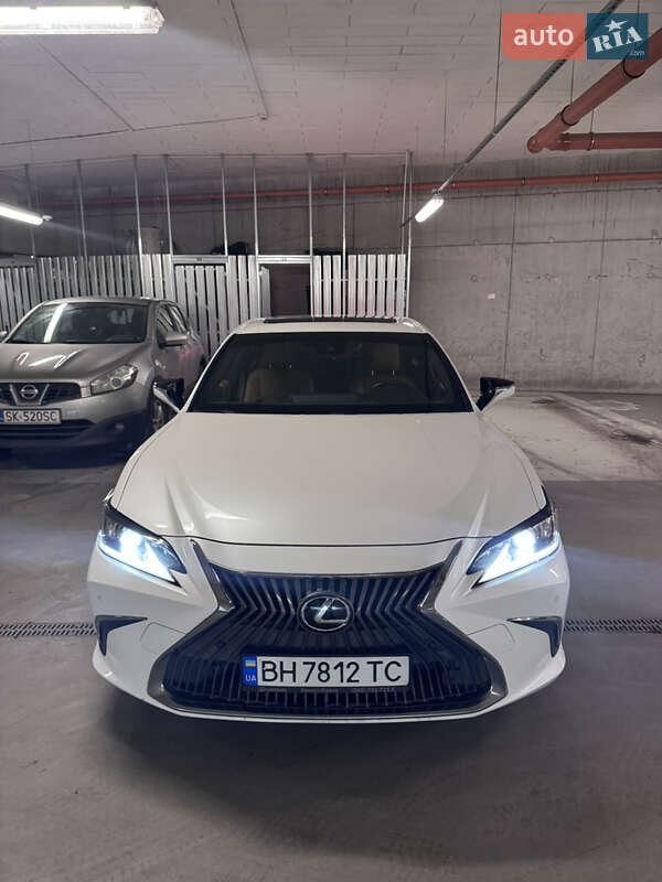 Седан Lexus ES 2021 в Львове