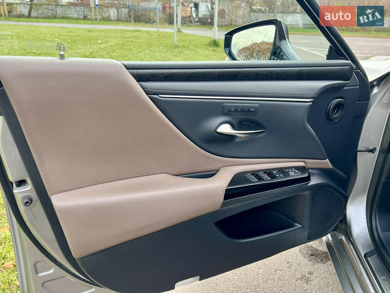 Седан Lexus ES 2024 в Рівному