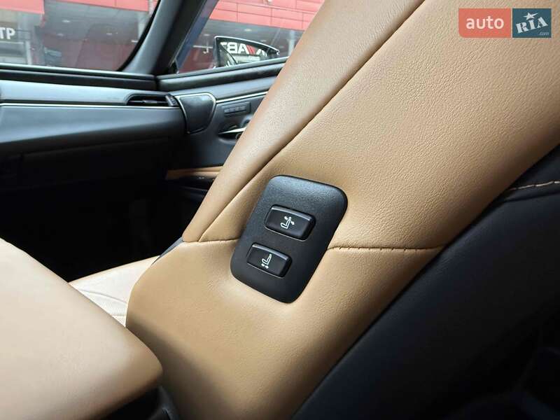 Седан Lexus ES 2022 в Львові