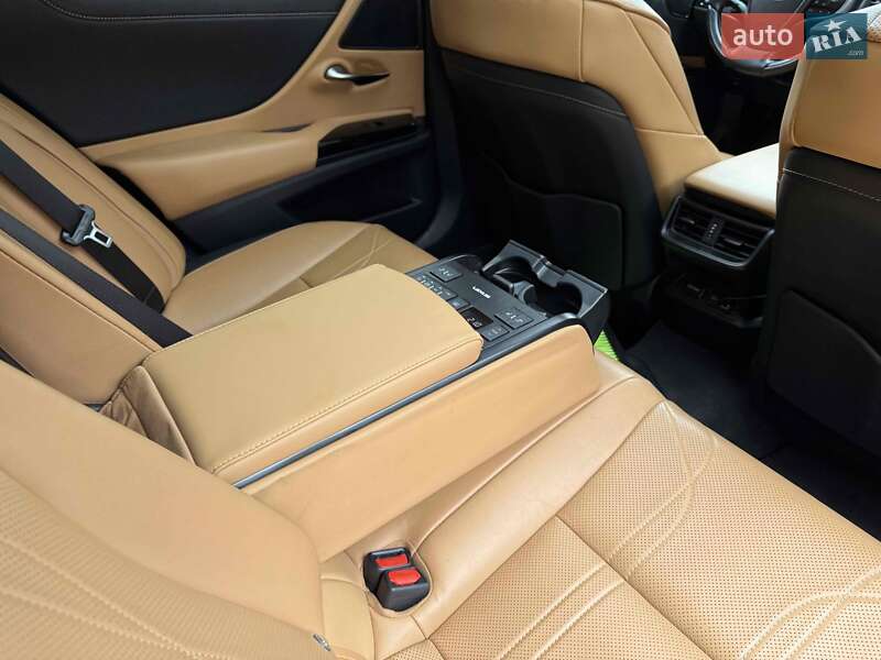Седан Lexus ES 2022 в Львові