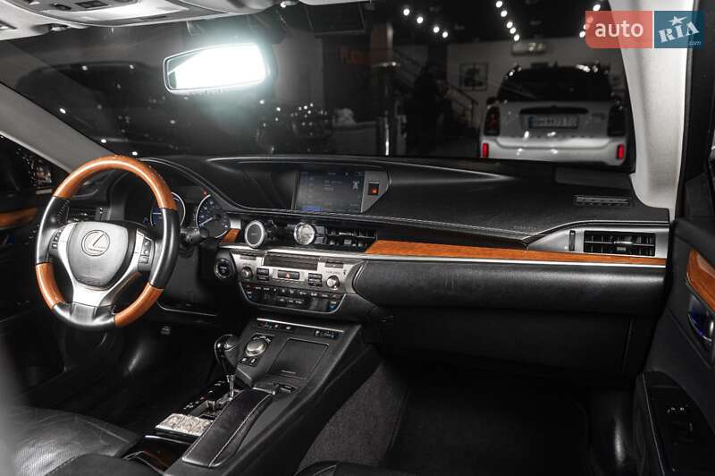 Седан Lexus ES 2015 в Одесі