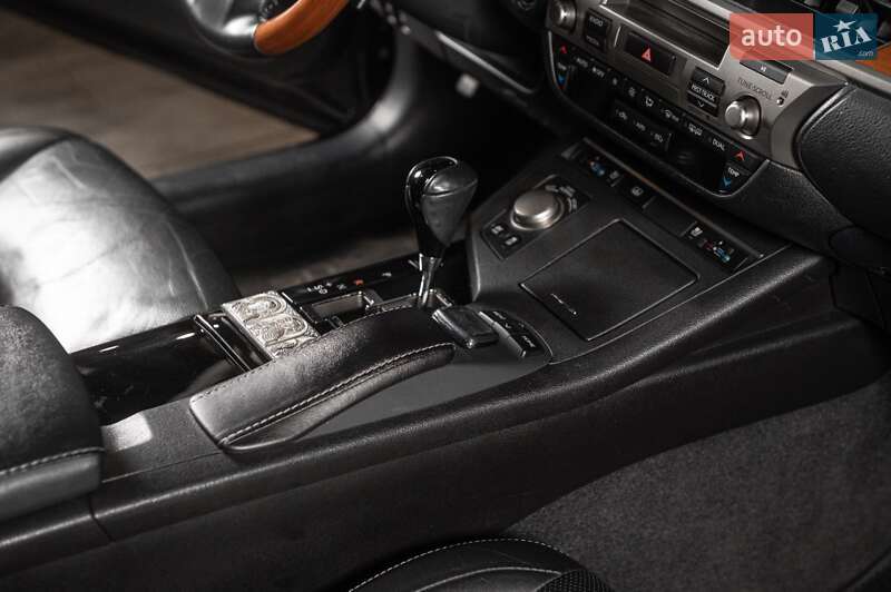 Седан Lexus ES 2015 в Одесі