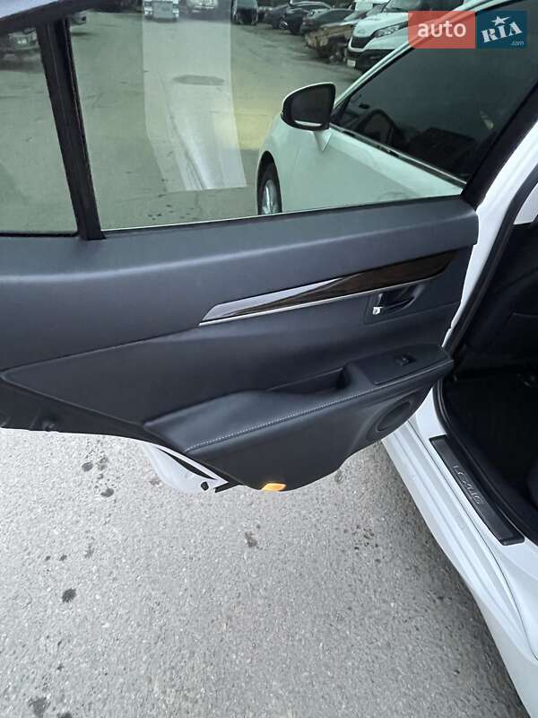 Седан Lexus ES 2014 в Дніпрі