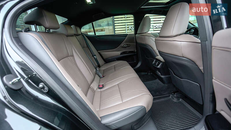 Седан Lexus ES 2024 в Львові