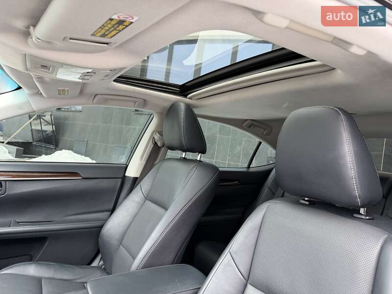 Седан Lexus ES 2015 в Киеве