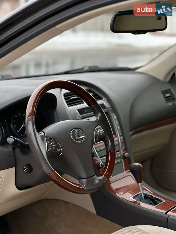 Седан Lexus ES 2010 в Умані