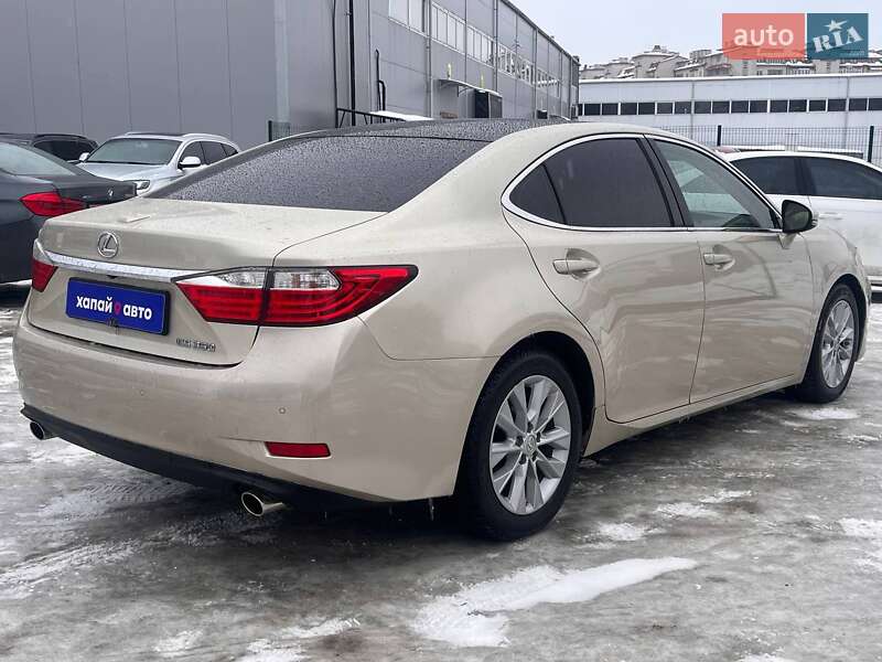 Седан Lexus ES 2012 в Львові