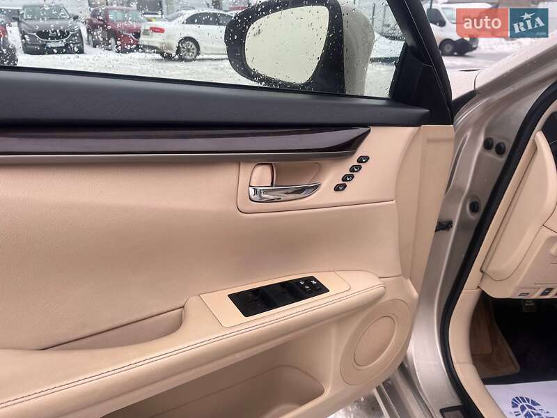 Седан Lexus ES 2012 в Львові