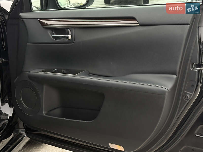 Седан Lexus ES 2016 в Києві