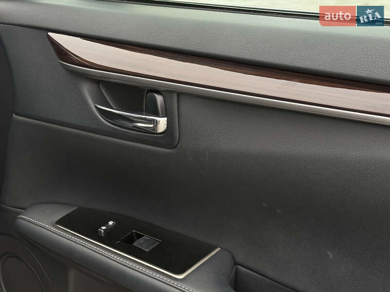 Седан Lexus ES 2016 в Києві