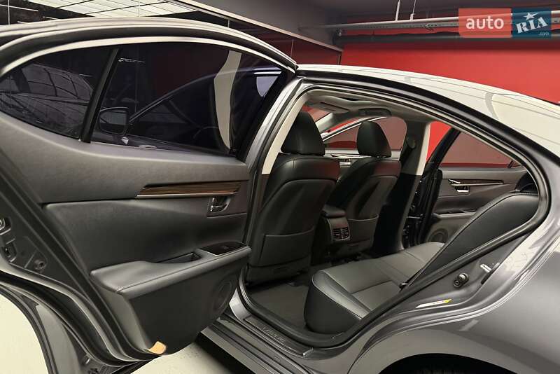 Седан Lexus ES 2018 в Києві