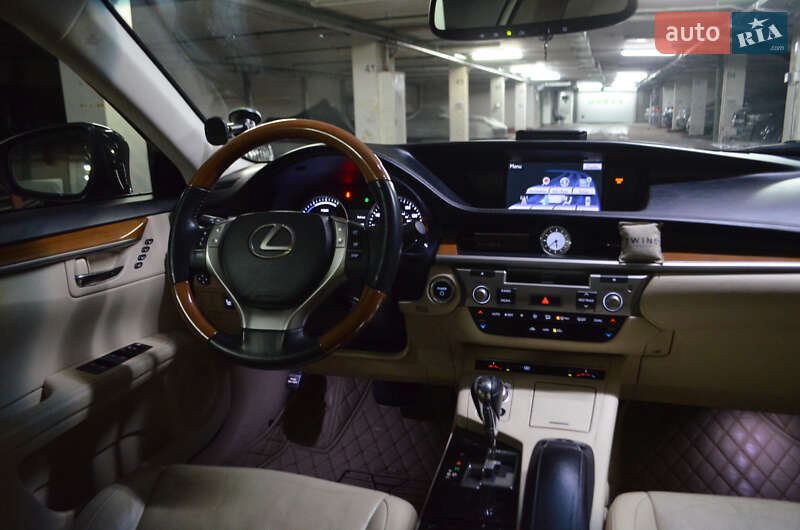 Седан Lexus ES 2013 в Киеве