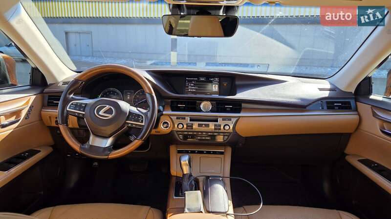 Седан Lexus ES 2016 в Киеве
