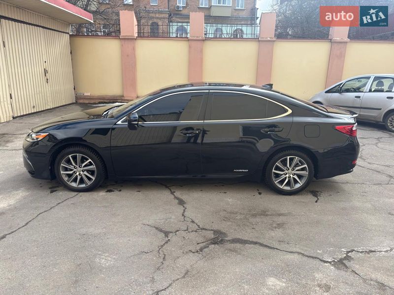 Седан Lexus ES 2015 в Полтаве