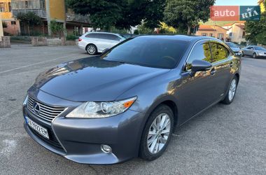 Седан Lexus ES 2015 в Львові