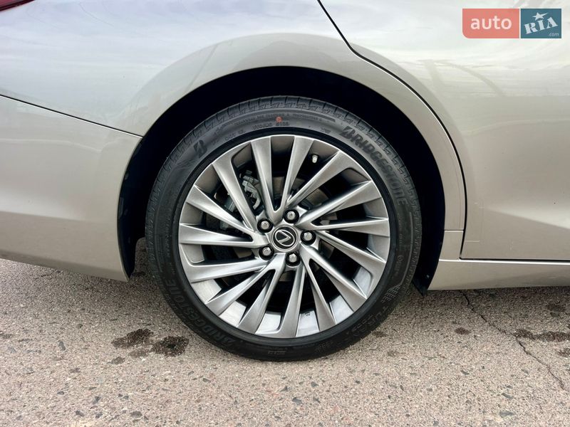 Седан Lexus ES 2024 в Рівному