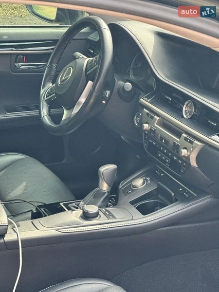 Седан Lexus ES 2016 в П'ятихатках