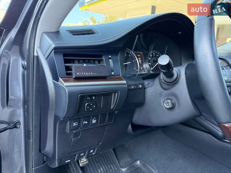 Седан Lexus ES 2016 в Дніпрі