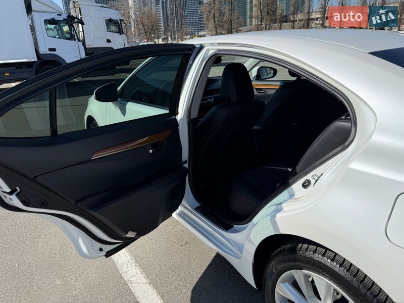 Седан Lexus ES 2013 в Киеве