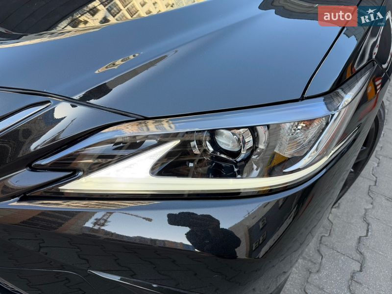 Седан Lexus ES 2024 в Києві