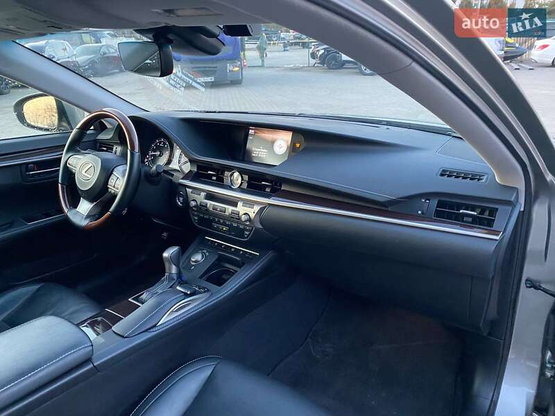 Седан Lexus ES 2017 в Львове
