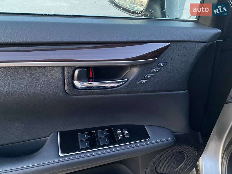 Седан Lexus ES 2017 в Львове