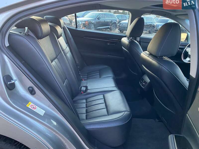 Седан Lexus ES 2017 в Львове