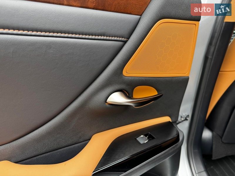 Седан Lexus ES 2023 в Киеве