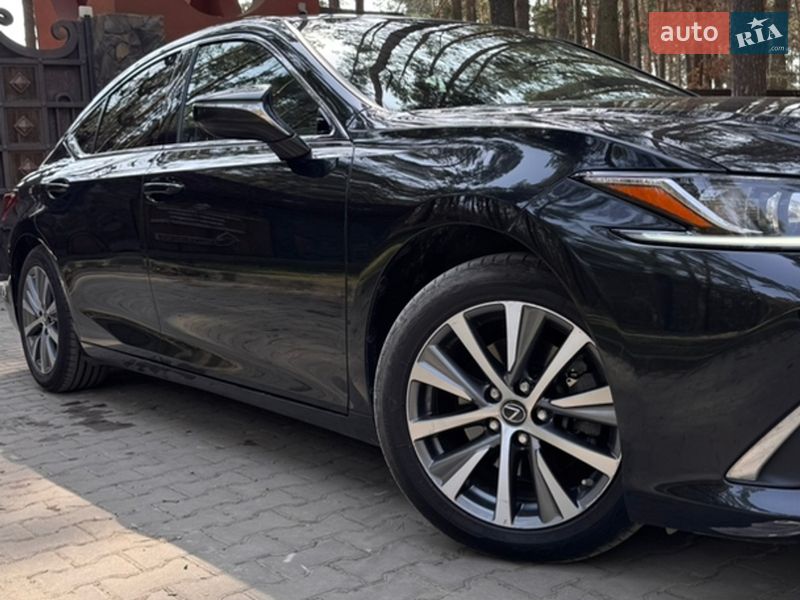 Седан Lexus ES 2020 в Новояворовске