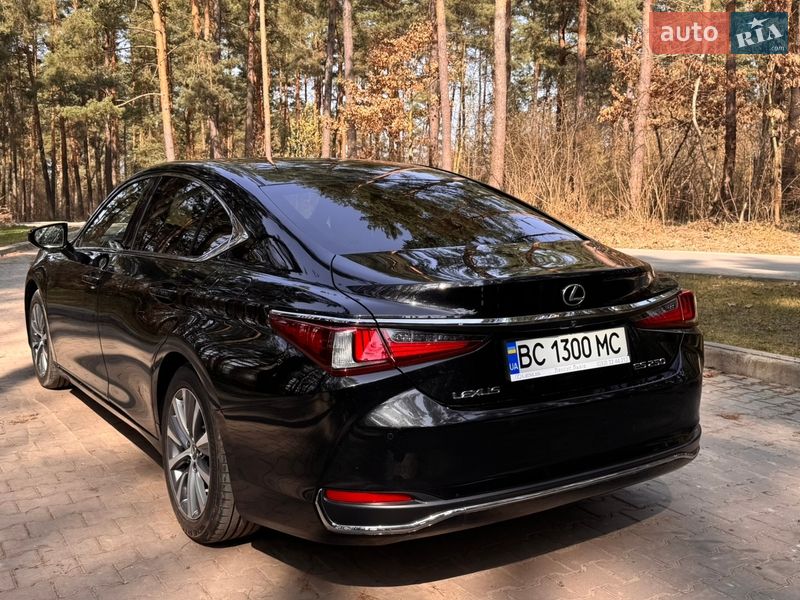 Седан Lexus ES 2020 в Новояворовске