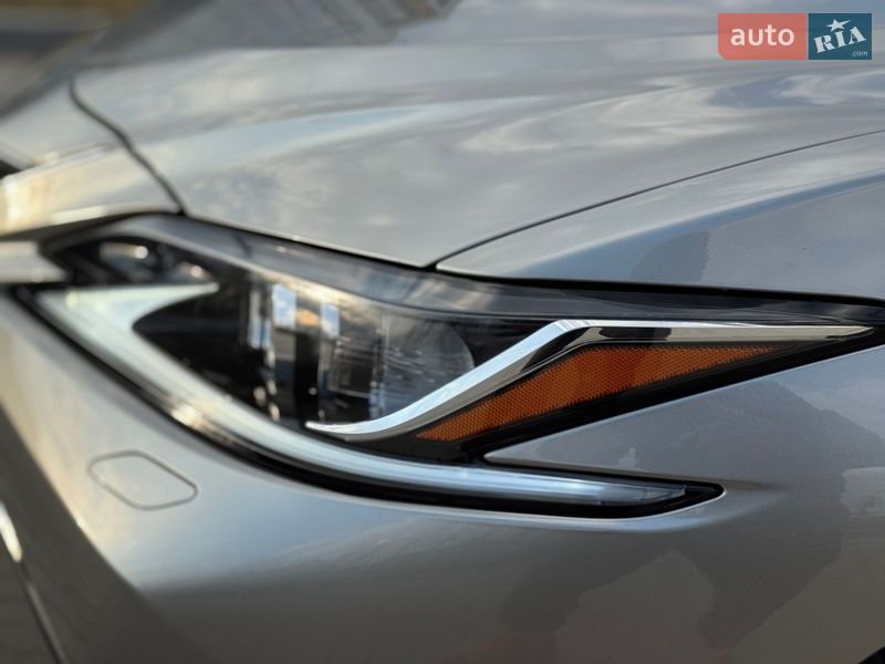 Седан Lexus ES 2023 в Виннице